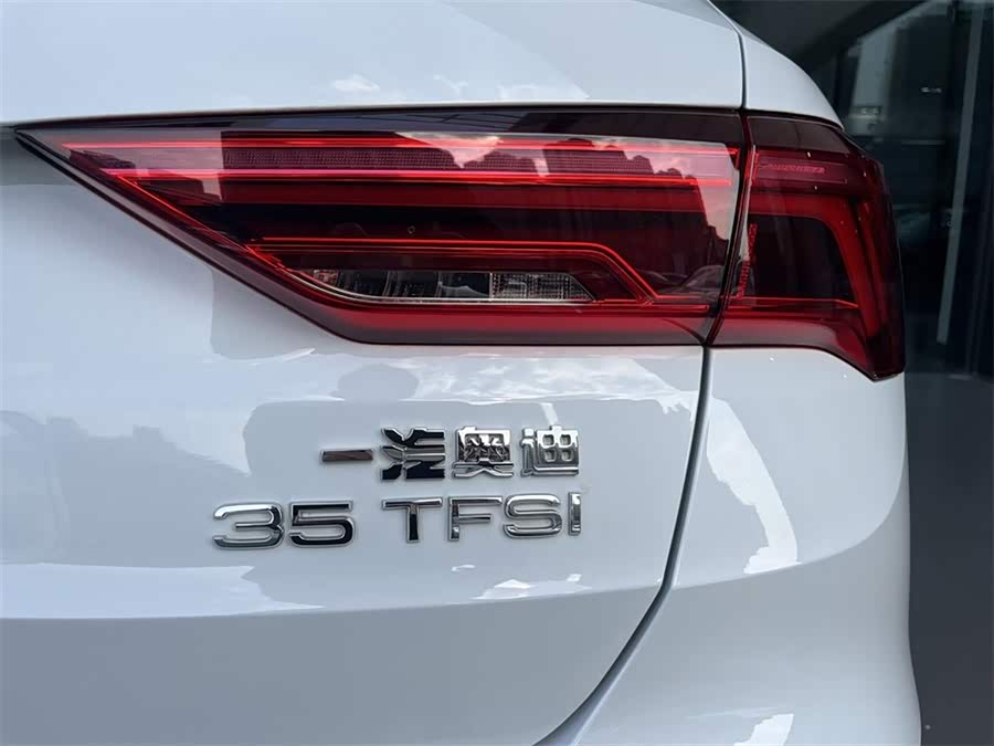 Audi Q3 2020 car image #14