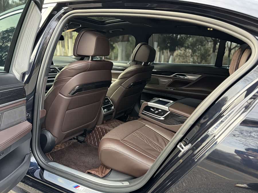 BMW 7 Series 2019 car image #14