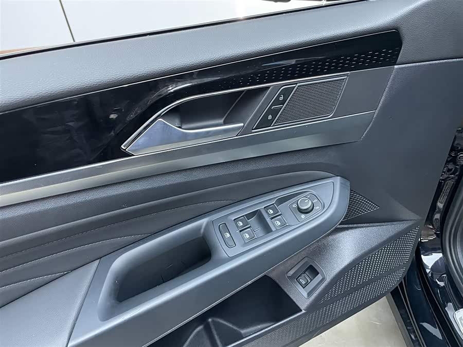 Volkswagen Passat 2023 car image #14