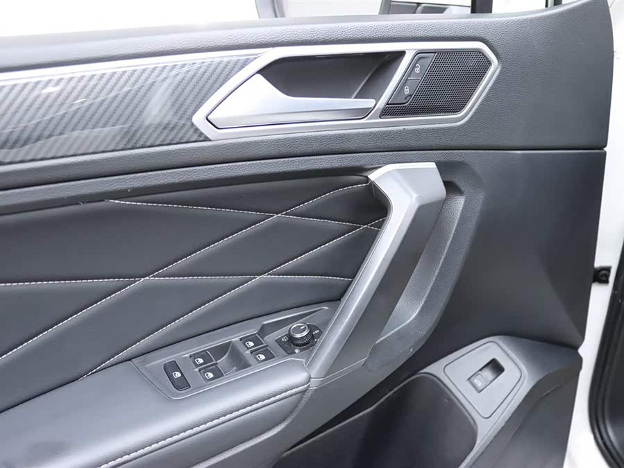 Volkswagen Tiguan L 2021 car image #14