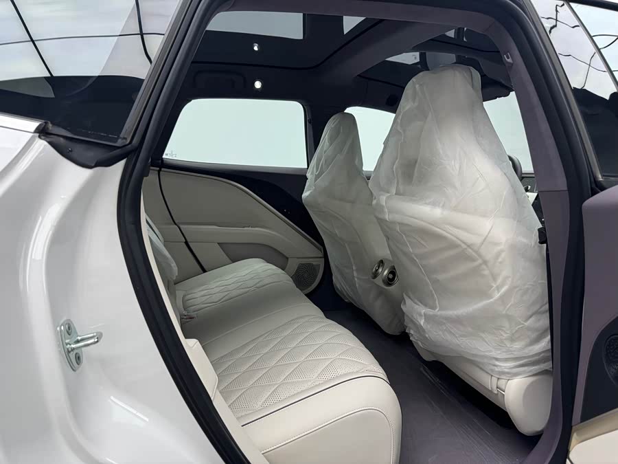 Avatr 11 2025 car image #14