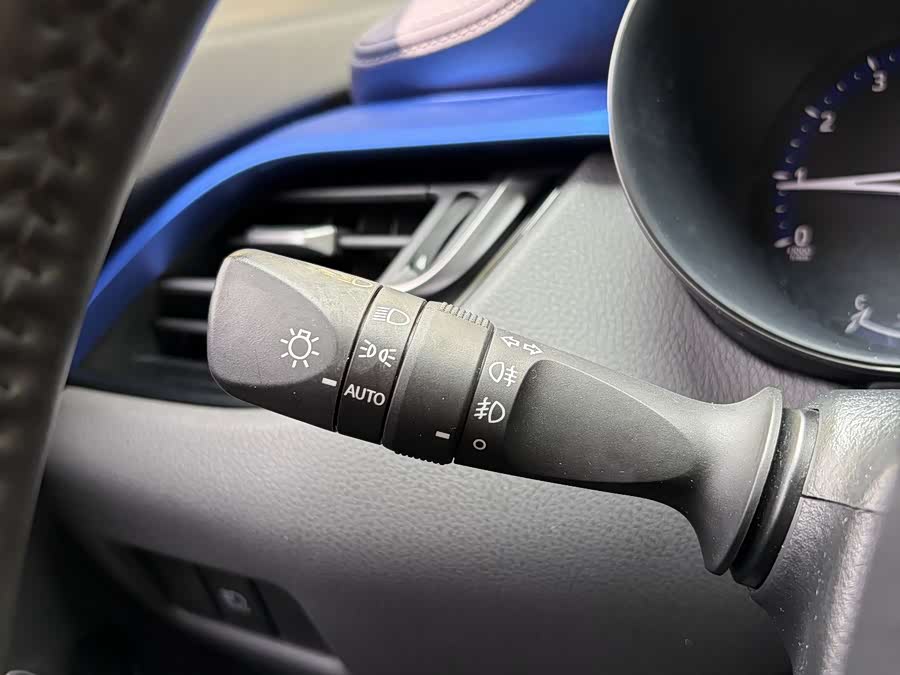 Toyota C-HR 2018 car image #14