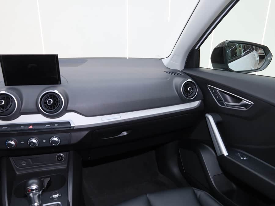 Audi Q2L 2021 car image #14