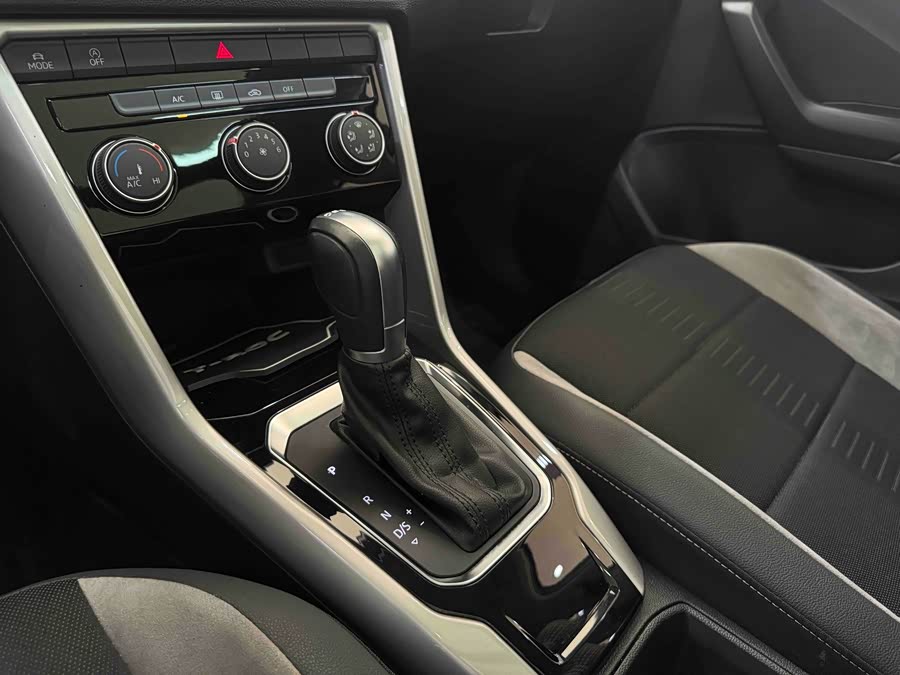 Volkswagen T-Roc 2021 car image #14