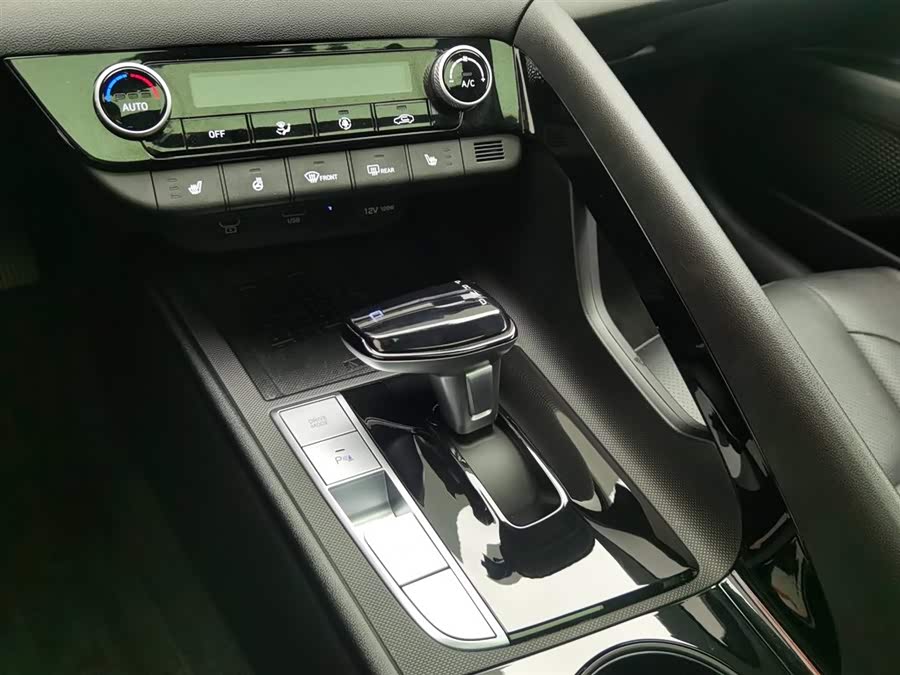 Hyundai Elantra 2023 immagine di auto #14