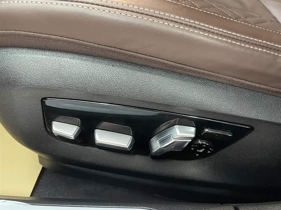 BMW 7 Series 2021 car image #14