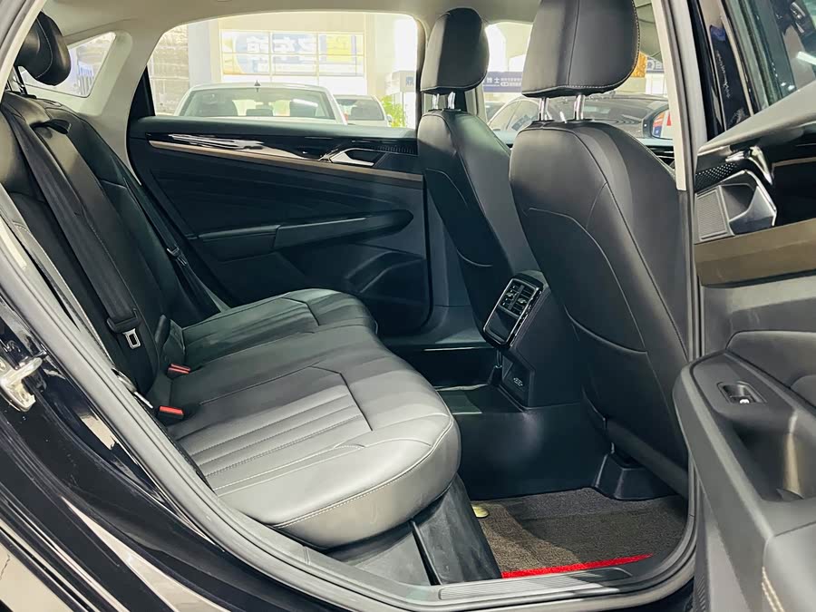 Volkswagen Passat 2020 car image #14