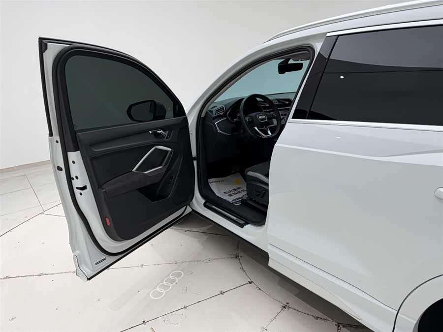 Audi Q3 2022 car image #14