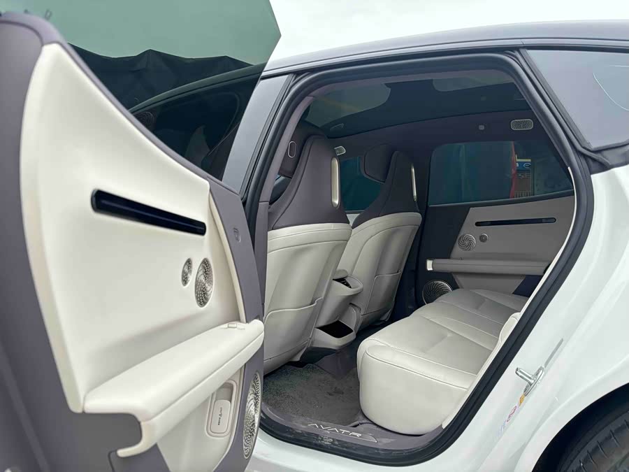 Avatr 06 2025 car image #14