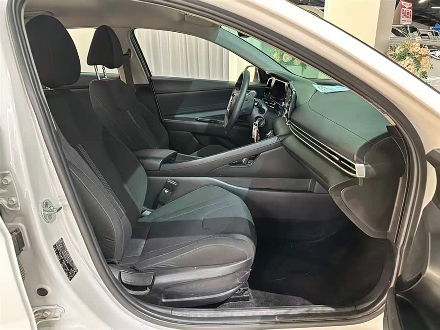 Hyundai Elantra 2021 immagine di auto #14