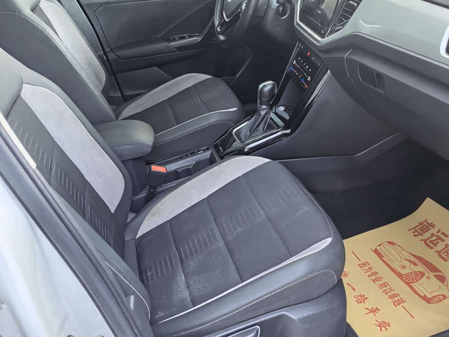 Volkswagen T-Roc 2023 car image #14