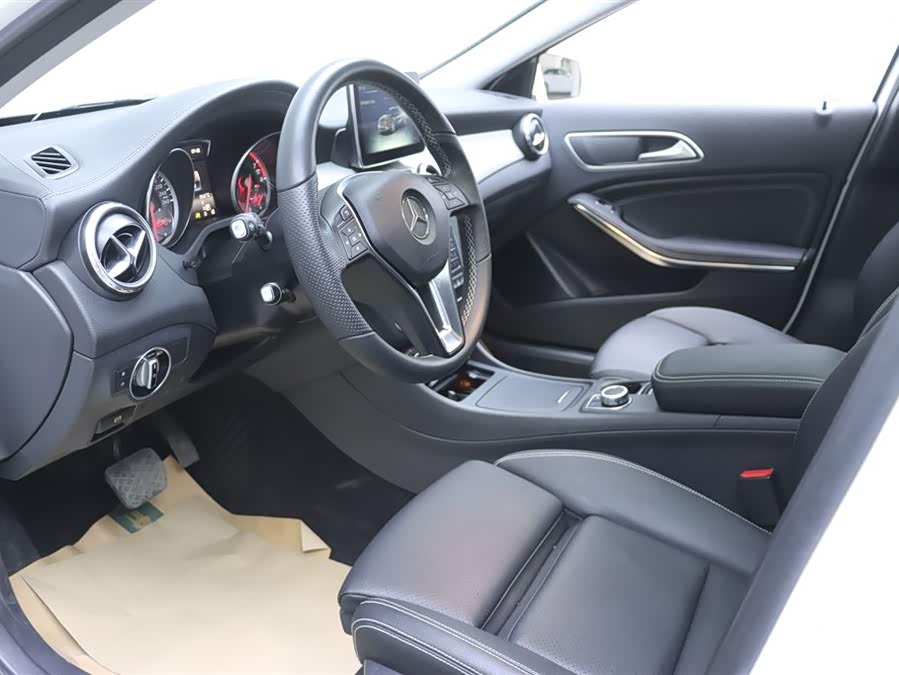 Mercedes-Benz GLA Class 2016 car image #14