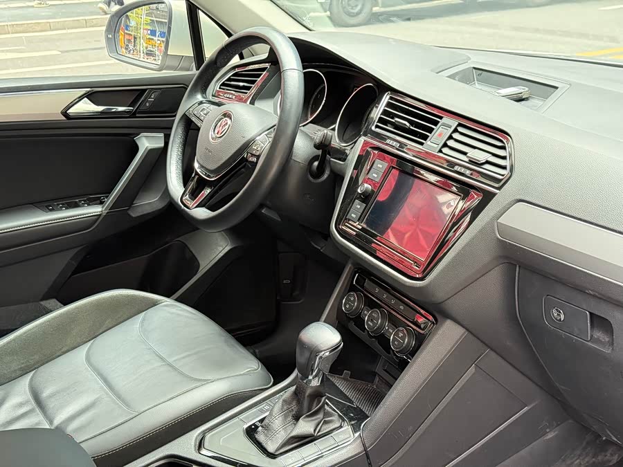 Volkswagen Tiguan L 2019 car image #14