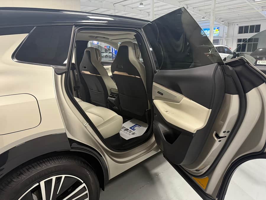 Lynk & Co 08 EM-P 2023 car image #14
