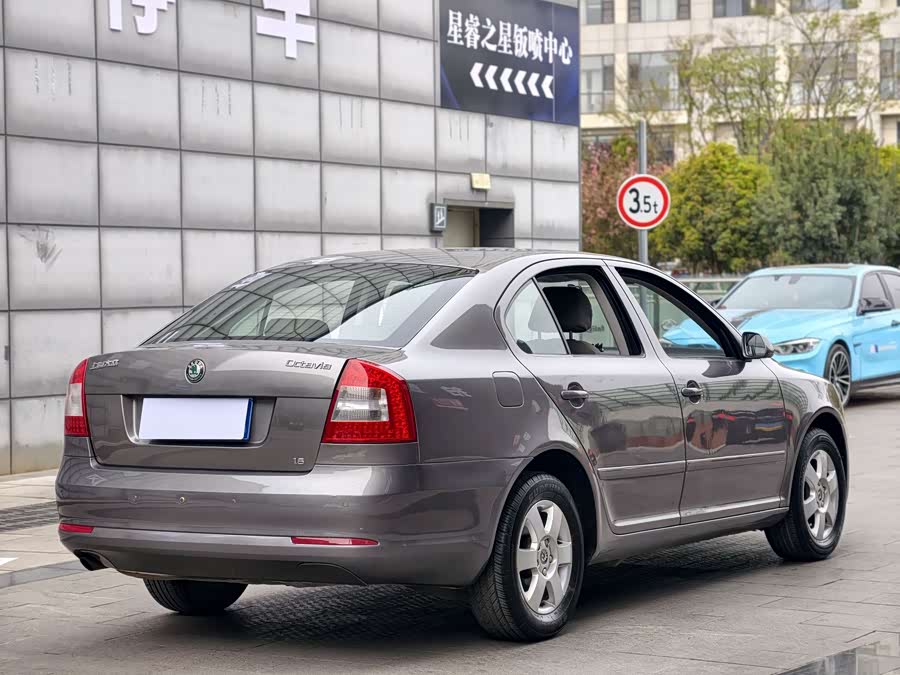 Skoda Octavia 2012 car image #14