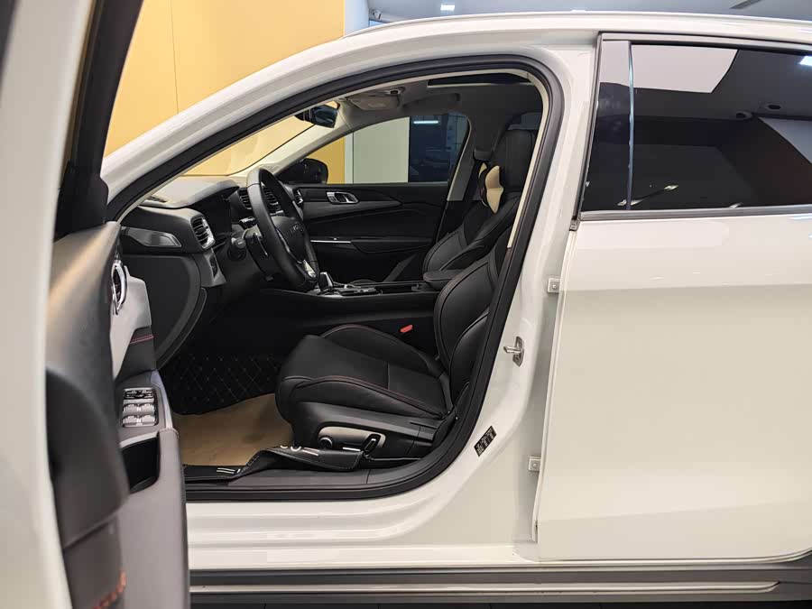 Lynk & Co 02 2019 #14 Lynk & Co 02 2019 car image #14