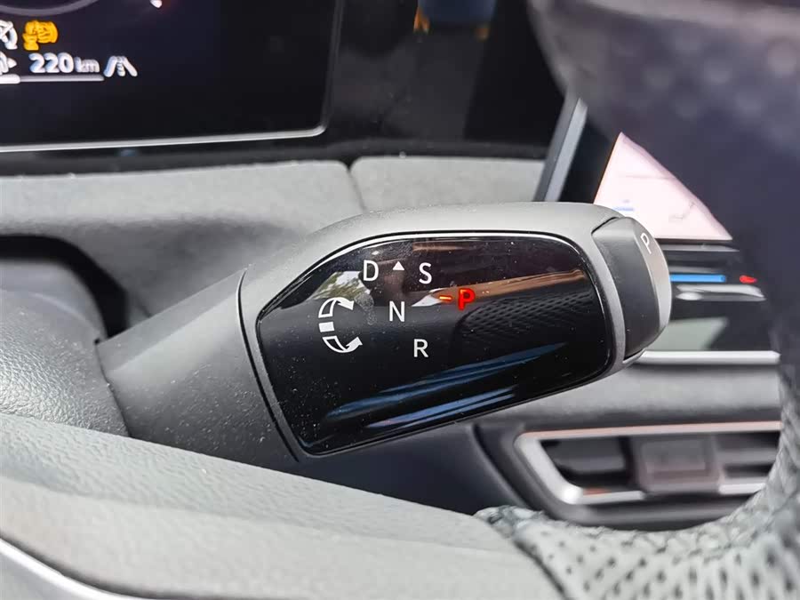 Volkswagen Tiguan L 2024 car image #14