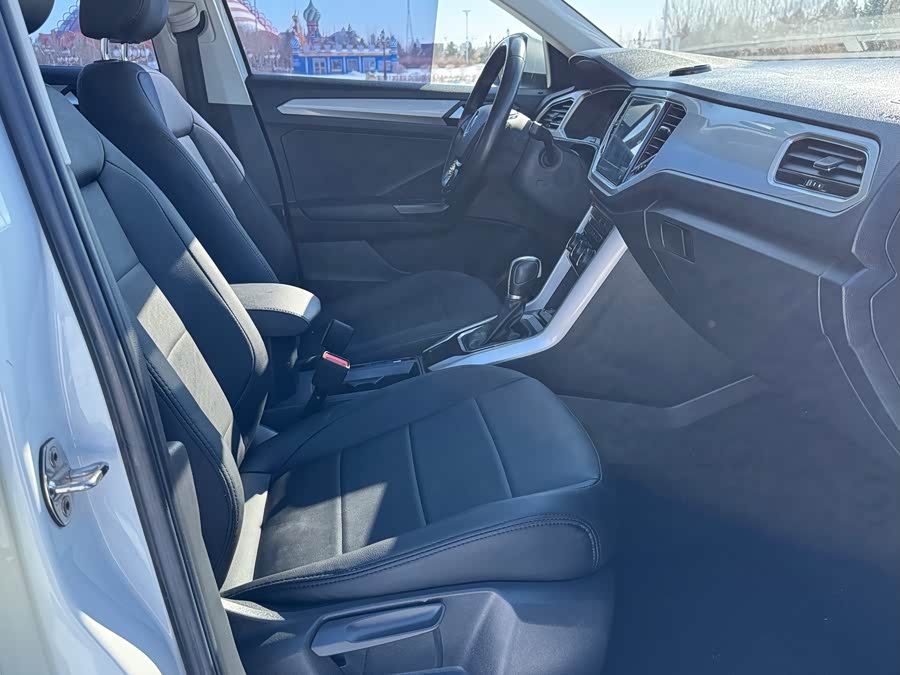 Volkswagen T-Roc 2023 car image #14