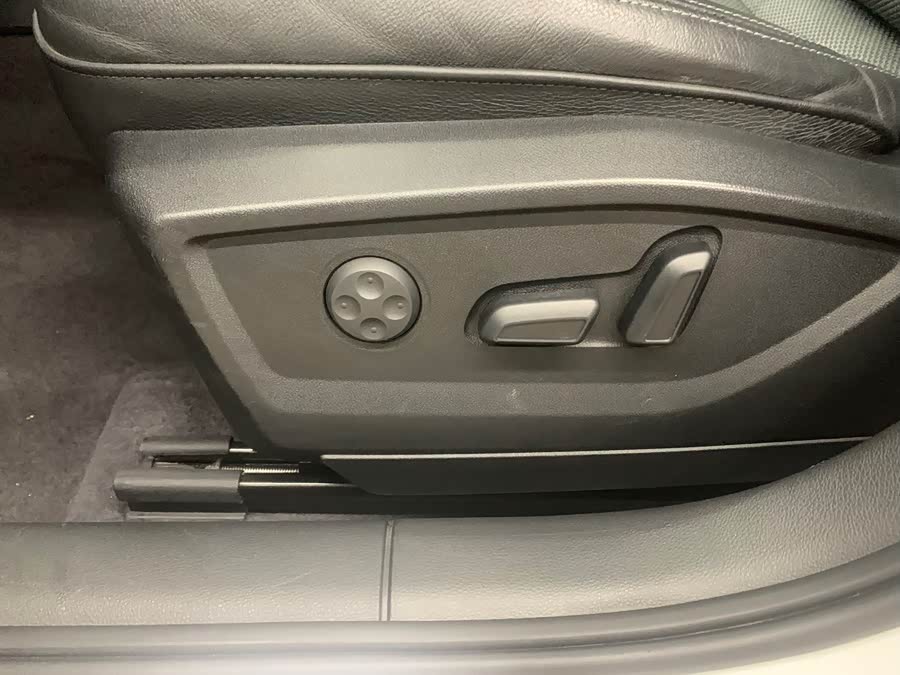 Audi Q2L 2021 car image #14