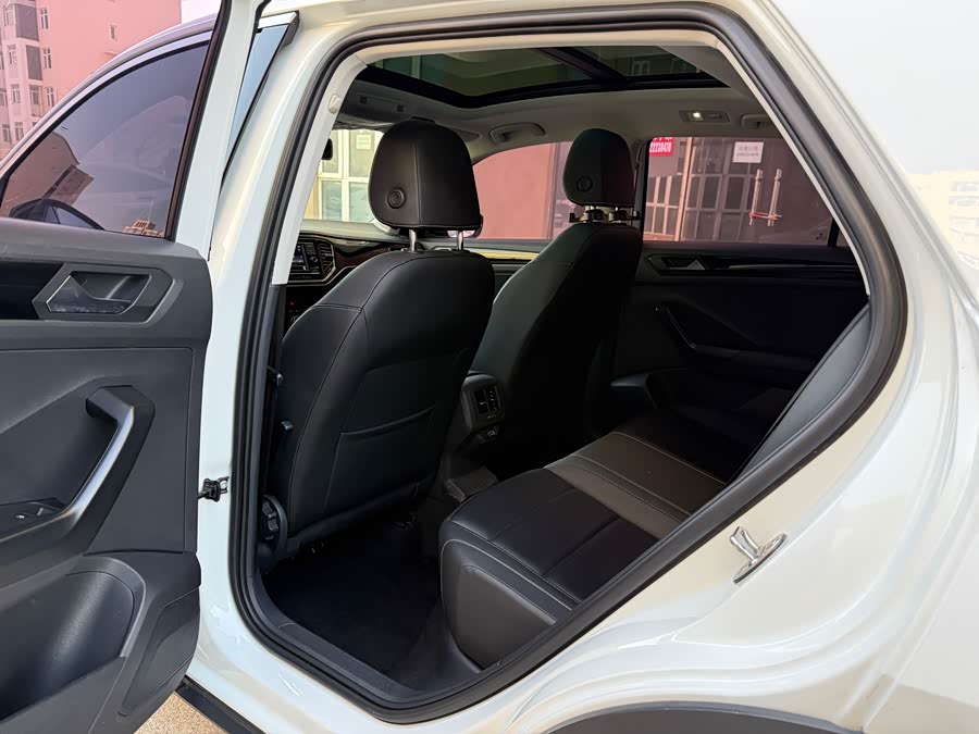 Volkswagen T-Roc 2024 car image #14