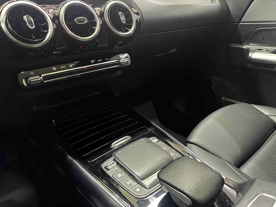 Mercedes-Benz GLA Class 2021 immagine di auto #14