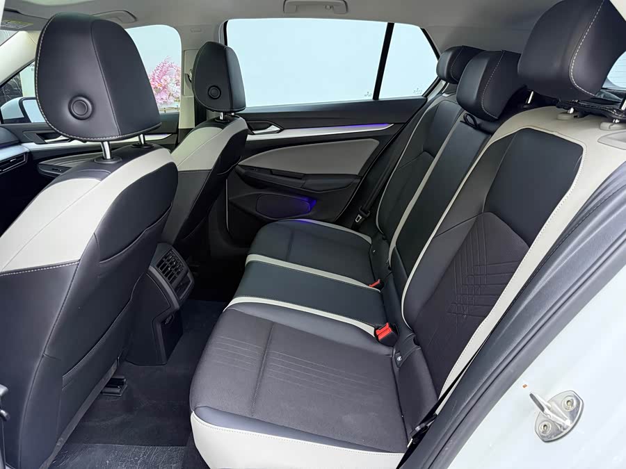Volkswagen Golf 2024 car image #14