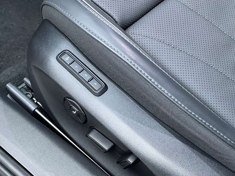 Volkswagen Passat 2025 car image #14