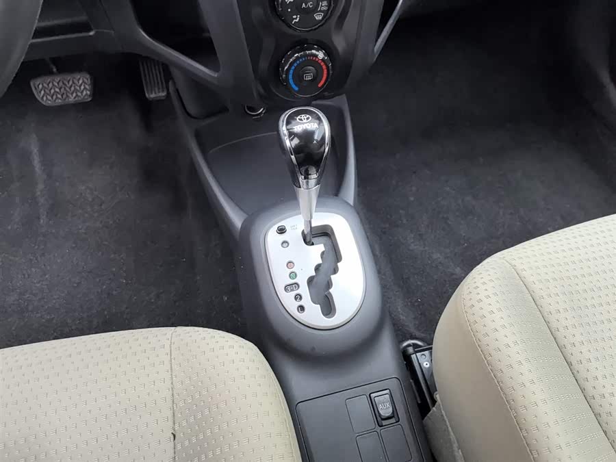 Toyota Yaris 2011 car image #14