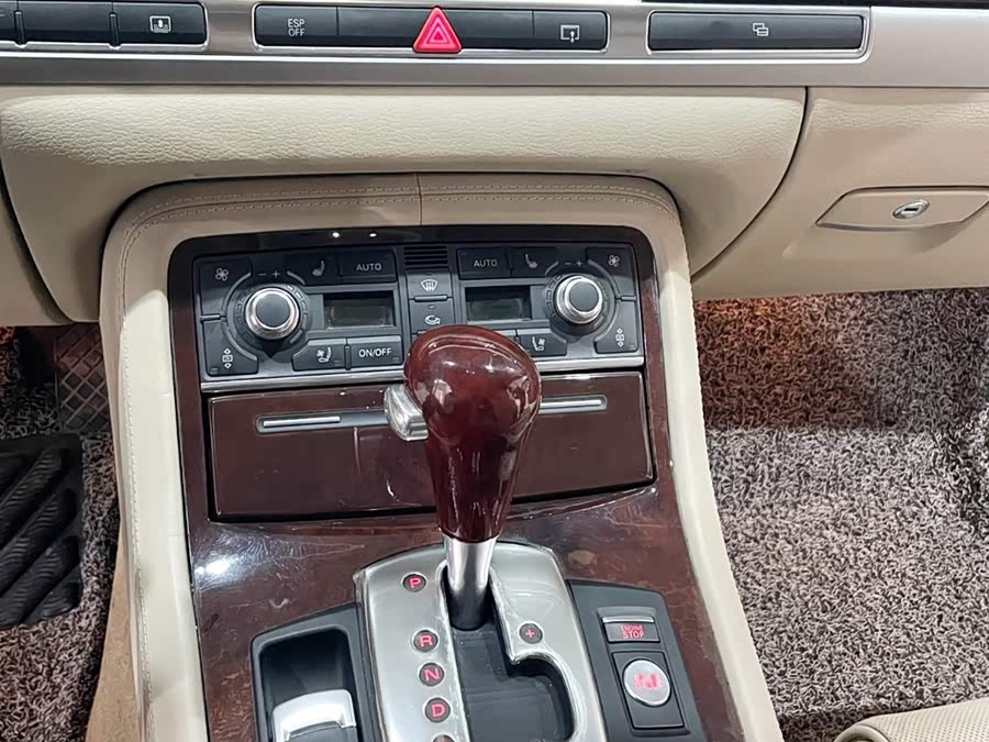 Audi A8 2010 imagem de carro #14