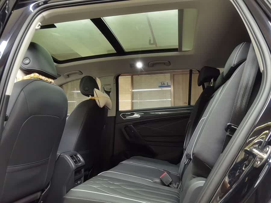 Volkswagen Tiguan L 2023 car image #14