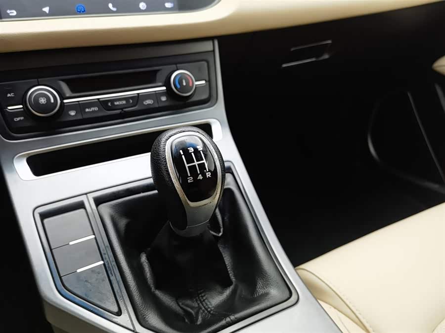 GEELY Emgrand 2019 car image #14