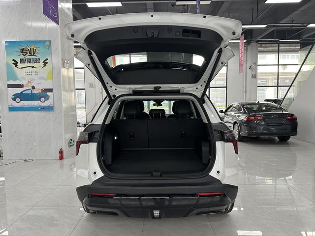 Chevrolet Equinox Plus 2025 car image #14