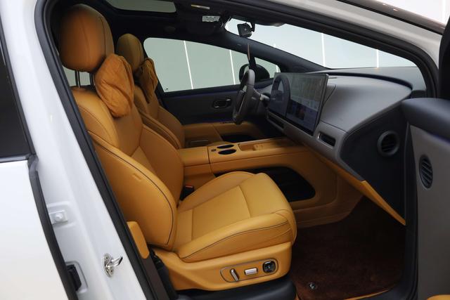 Li i8 2025 image de voiture #14