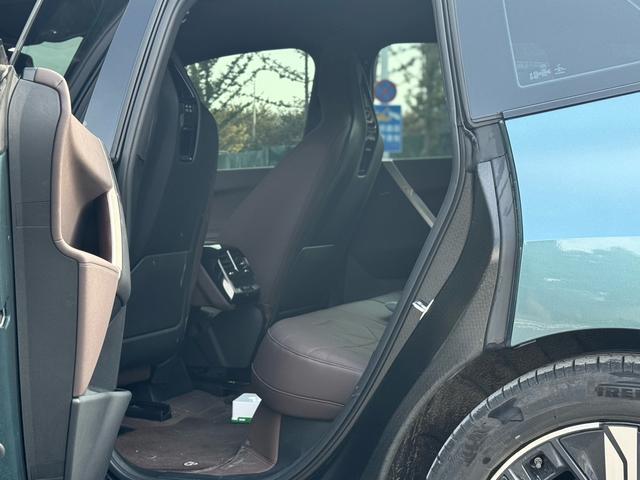 BMW iX 2024 car image #14