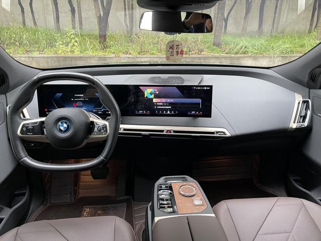 BMW iX 2023 car image #14