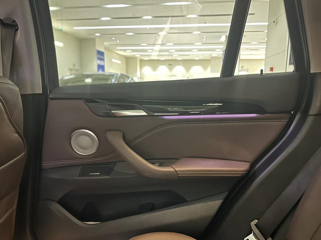 BMW X7 M60i 2022 car image #14