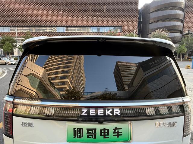 Zeekr 009 2025 car image #14