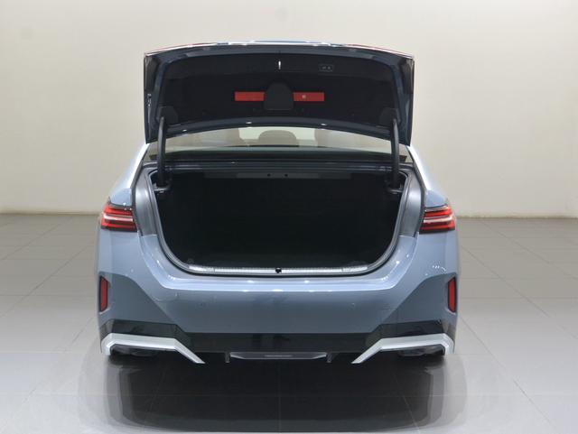 BMW i5 2024 car image #14