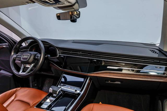 Audi Q7 2021 car image #14