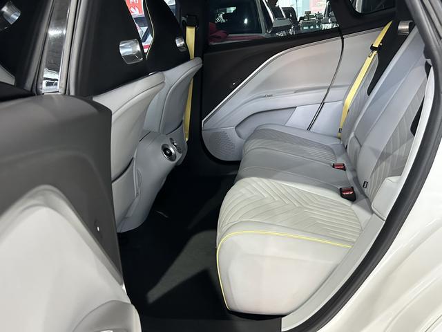 Avatr 11 2023 car image #14