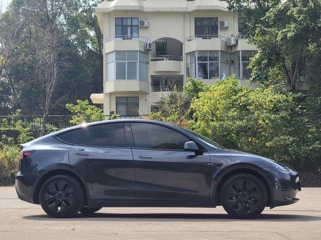 Tesla Model Y 2024 #14 Tesla Model Y 2024 car image #14