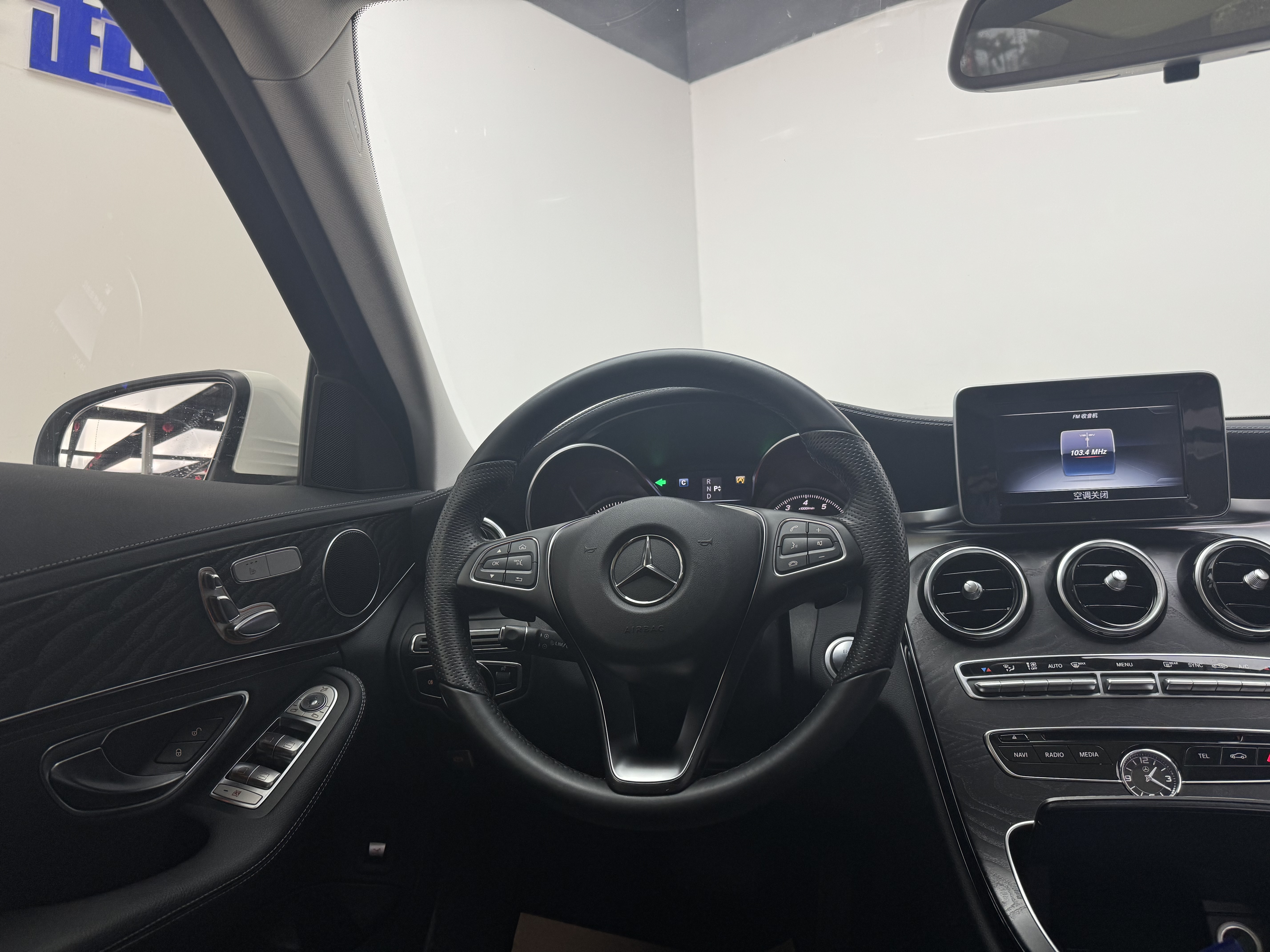 Mercedes-Benz C Class 2016 car image #14