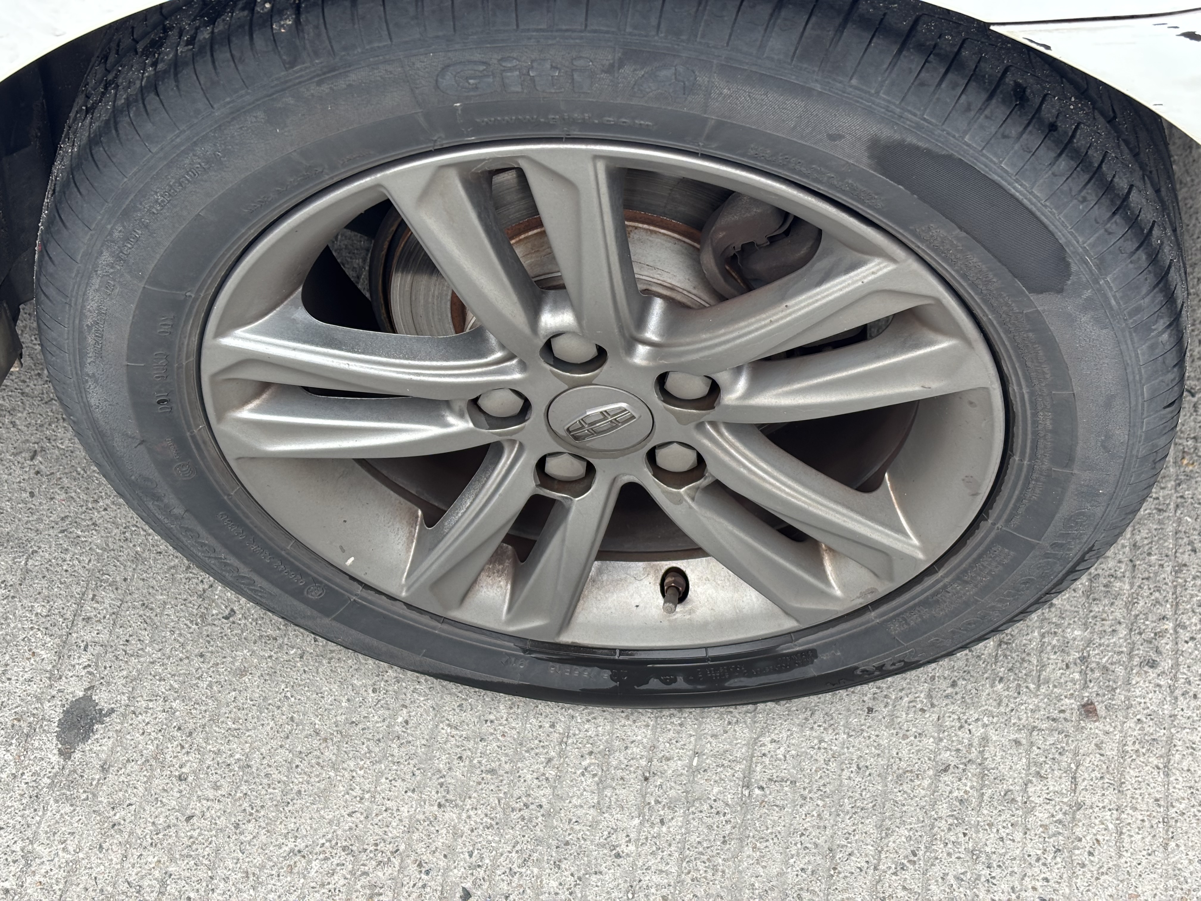 GEELY Emgrand 2017 car image #14