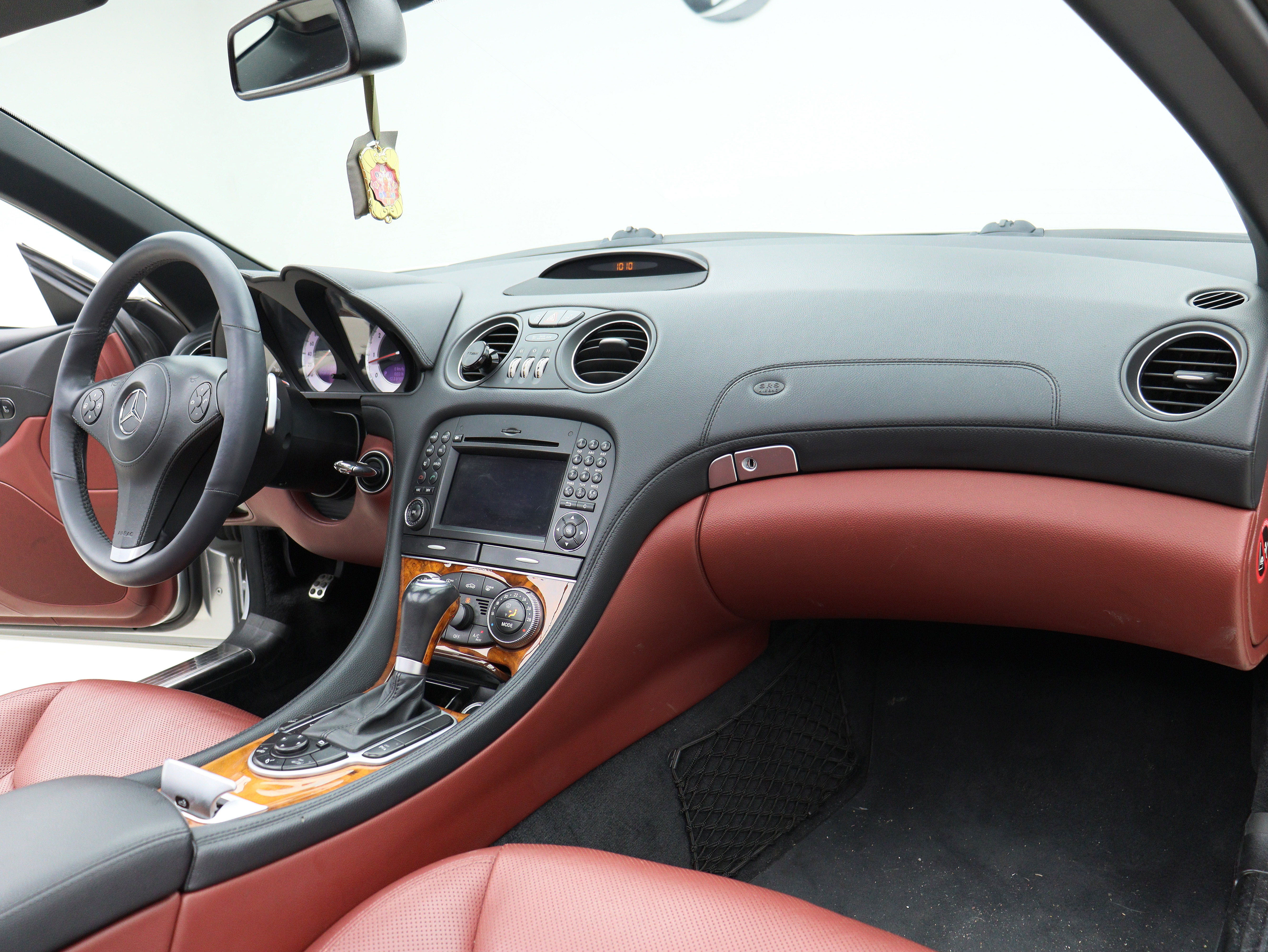 Mercedes-Benz SL Class 2010 car image #14