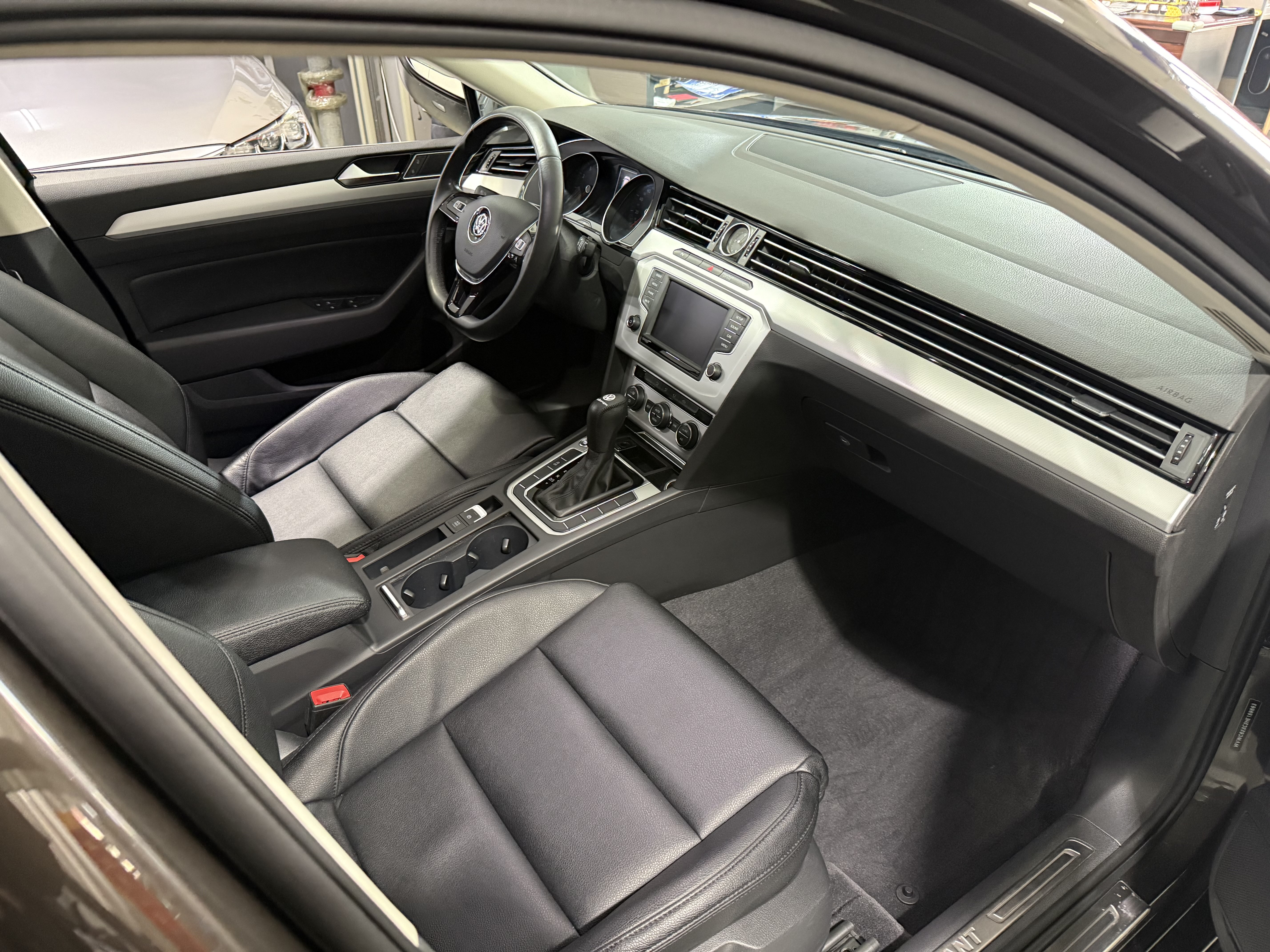 Volkswagen Passat Variant 2017 immagine di auto #14