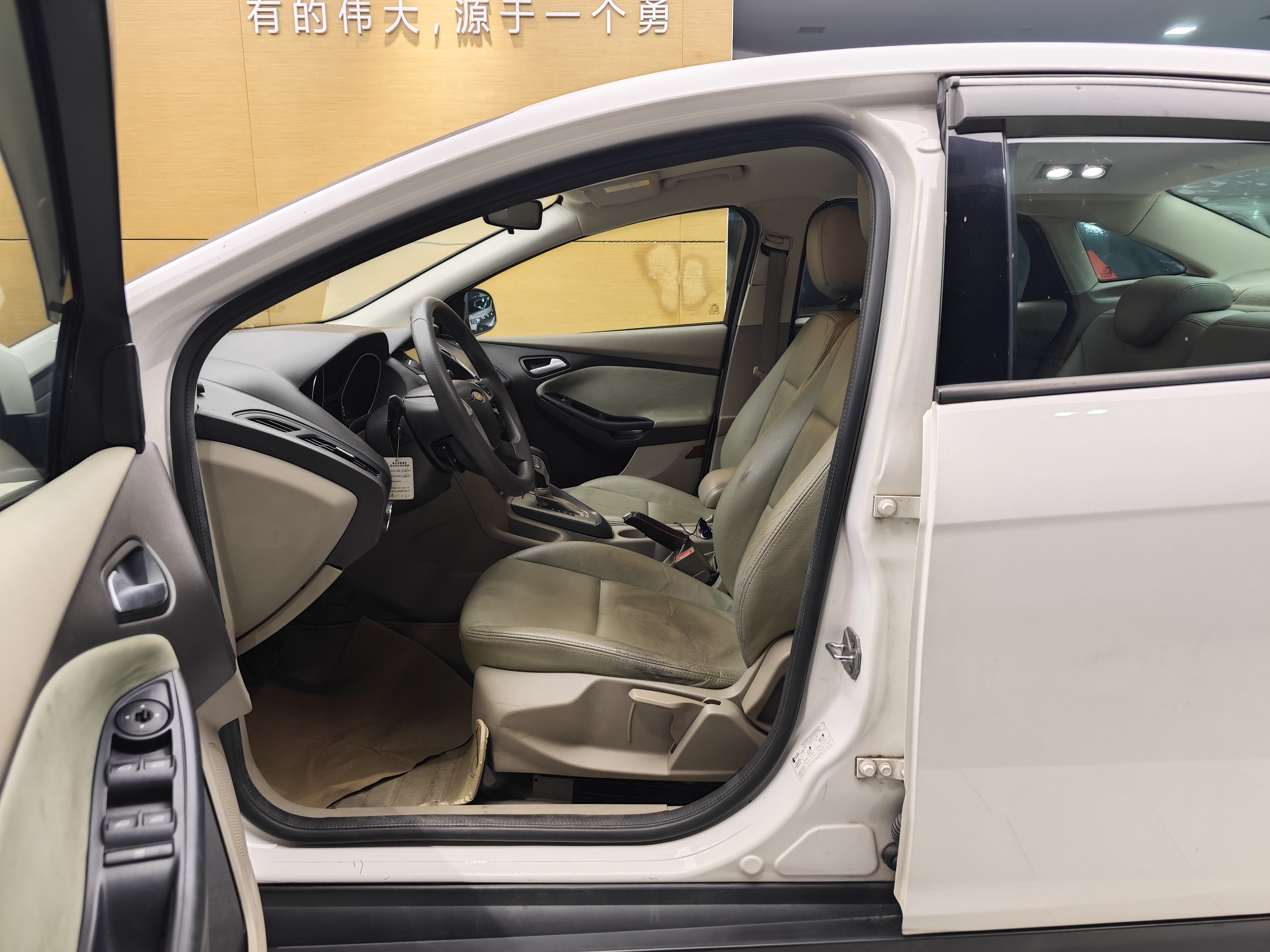 Ford Focus 2014 immagine di auto #14