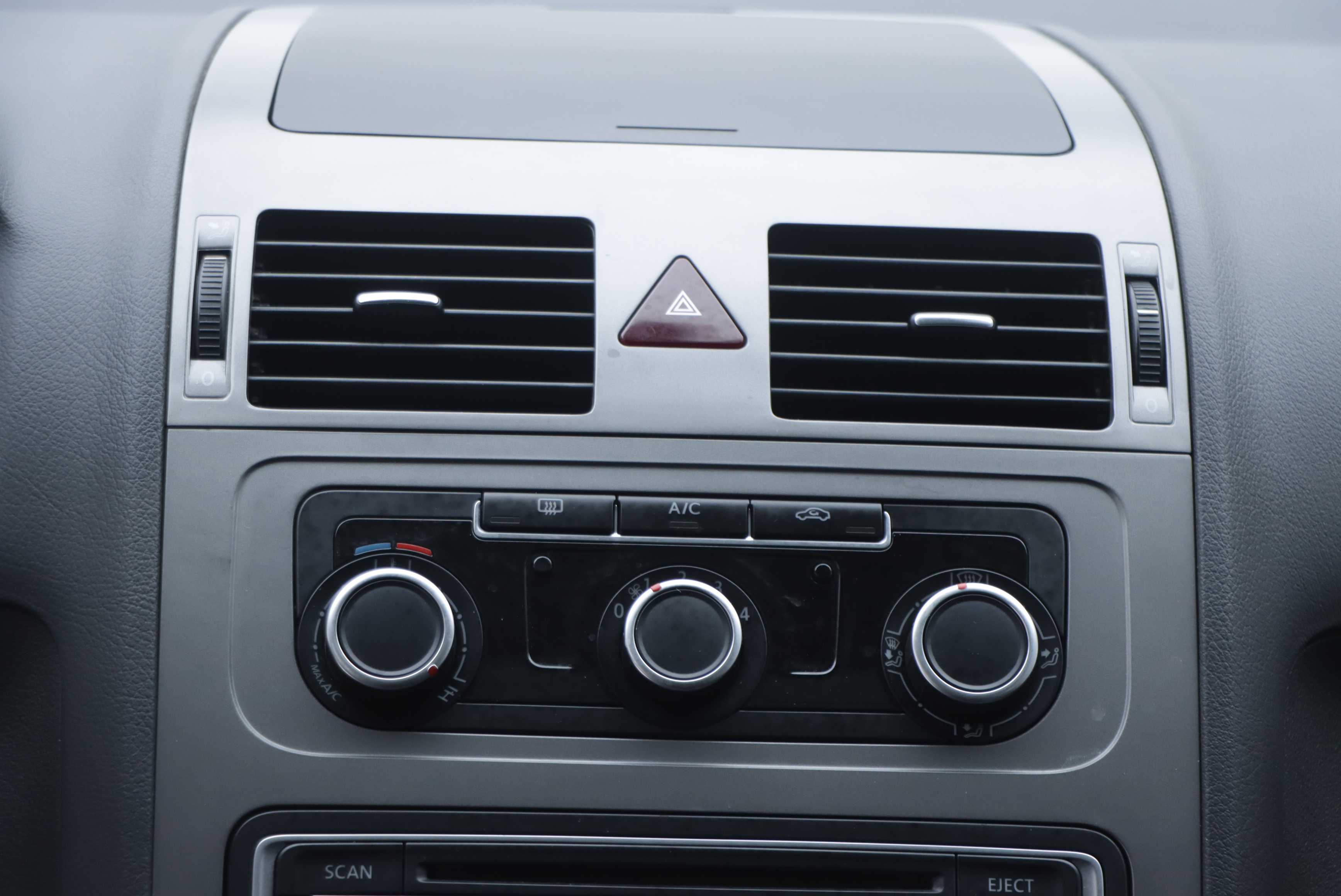 Volkswagen Touran 2013 car image #14