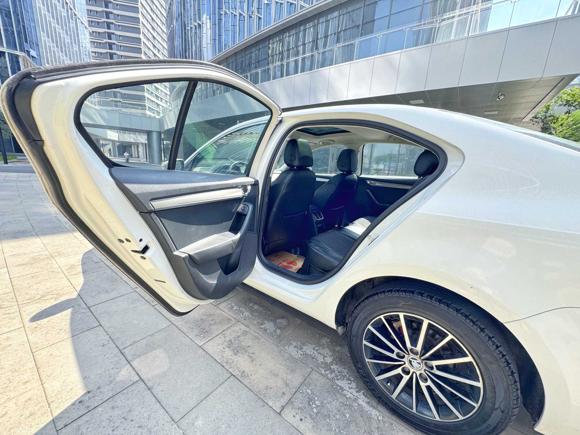 Skoda Octavia 2018 car image #14