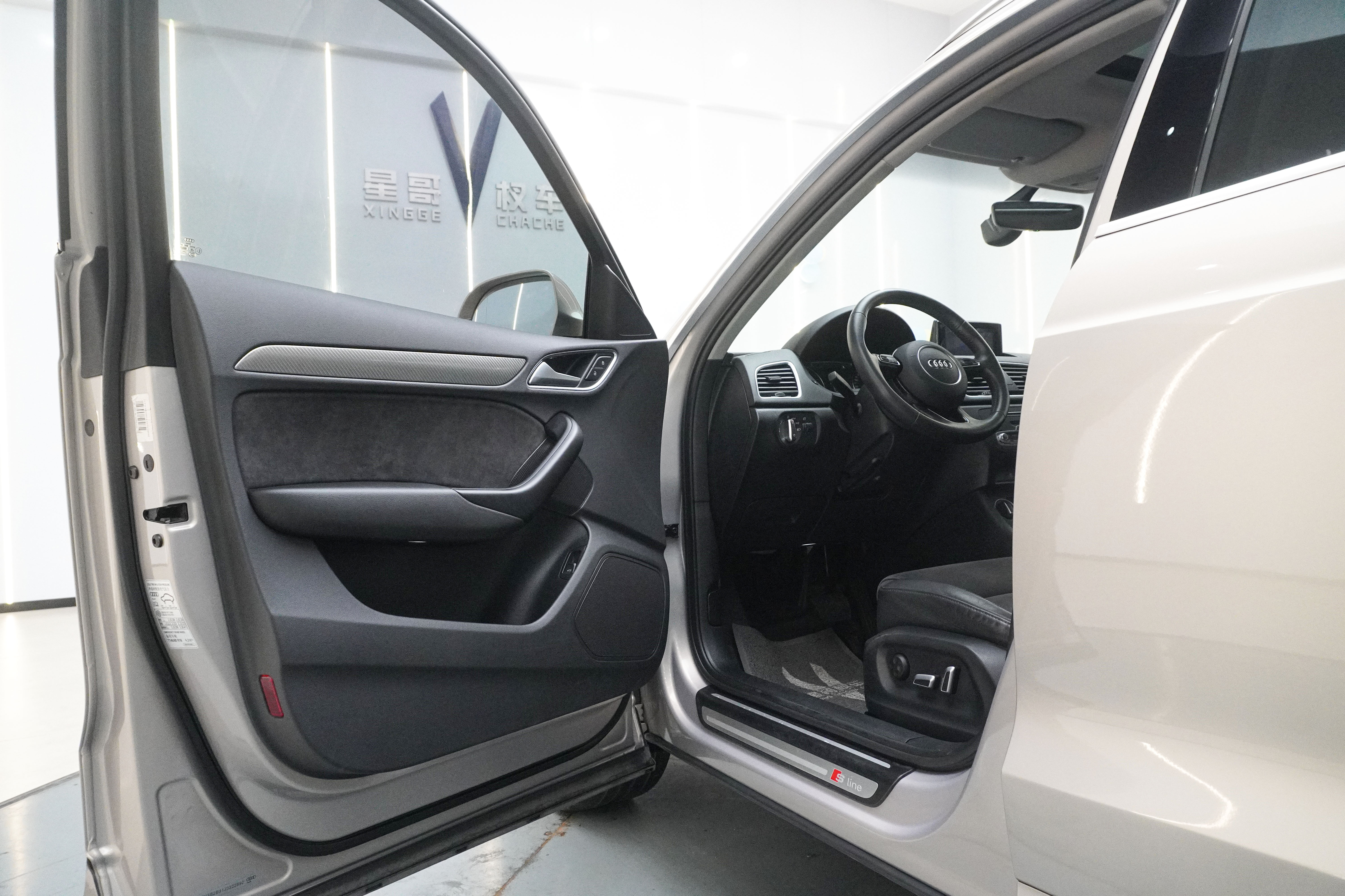 Audi Q3 2018 car image #14