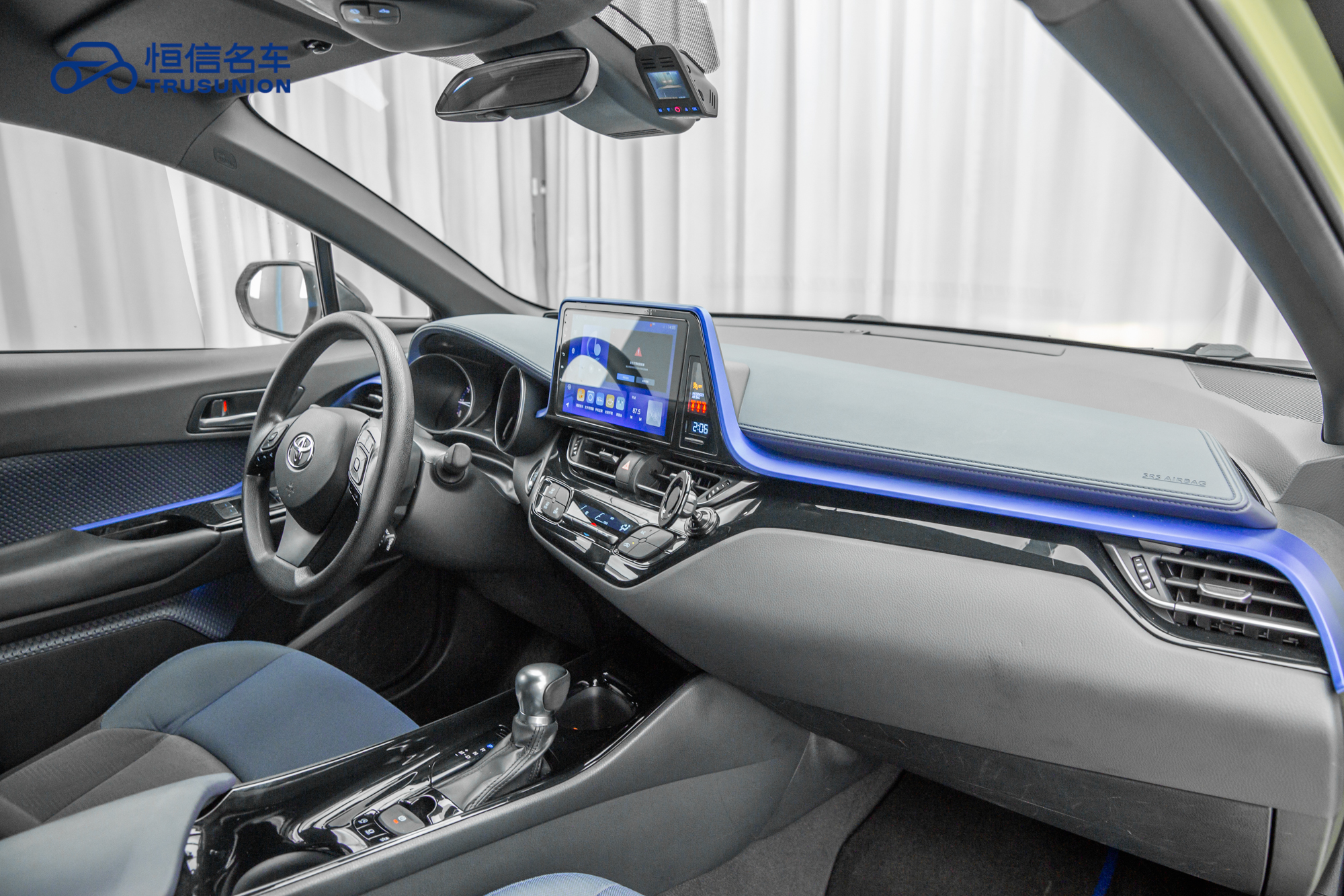 Toyota C-HR 2019 car image #14